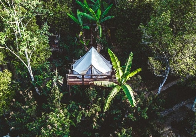 glamping jadi salah satu pilihan yang tepat buat lo menikmati liburan akhir tahun nanti!